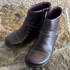 Ultimate comfort Clarks Dark Brown Ankle Booties